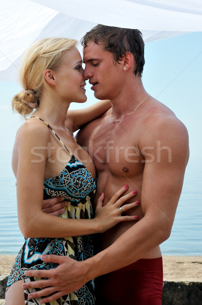 Mooie vrouw man zoenen strand familie liefde Stockfoto © Pilgrimego