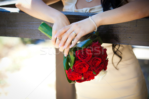 Noiva buquê de casamento rosas vermelhas mulher mão Foto stock © pixachi