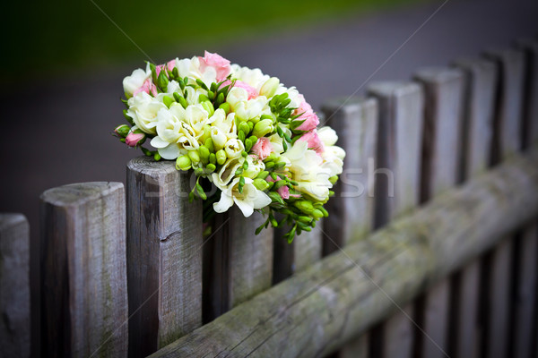 Esküvői csokor rusztikus vidék kerítés rózsák virág Stock fotó © pixachi