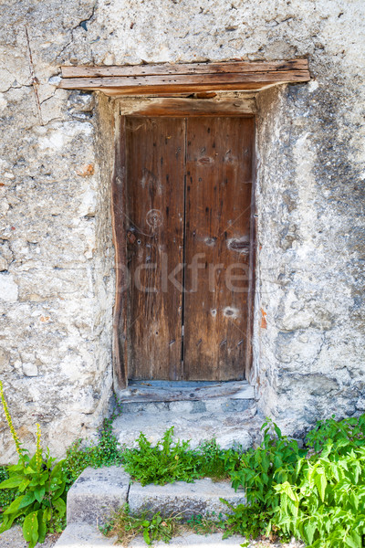 Vechi blocat lemn uşă apă iarbă Imagine de stoc © pixachi