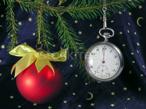 Foto stock: Feliz · año · nuevo · vidrio · pelota · bolsillo · reloj · árbol · de · navidad