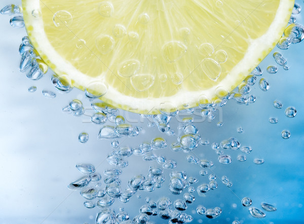 檸檬片 藍色 水 空氣 泡沫 性質 商業照片 © pixelman