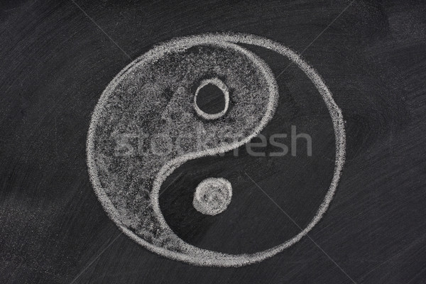 Foto stock: Yin · yang · símbolo · pizarra · blanco · tiza · borrador
