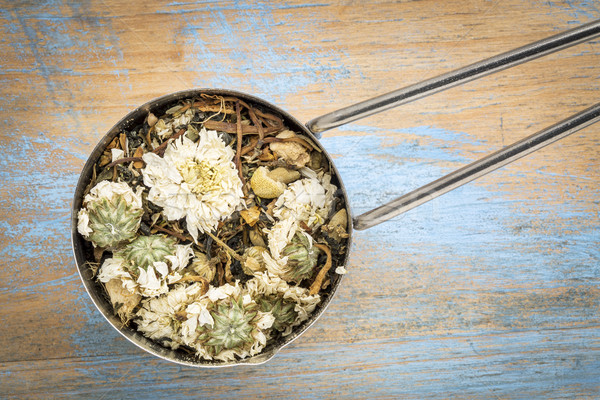 Rece gripa tuse ceai din plante scoate crizantema Imagine de stoc © PixelsAway