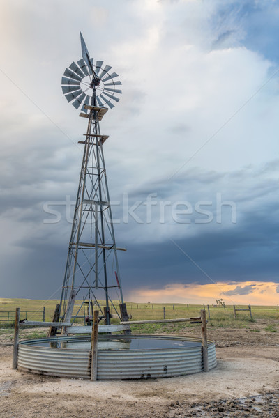 Moară de vânt Colorado prerie pompa bovine apă Imagine de stoc © PixelsAway