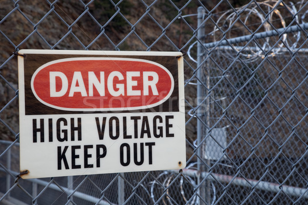 Veszély nagyfeszültség ki felirat figyelmeztető jel lánc Stock fotó © PixelsAway