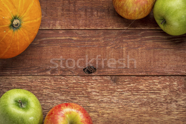 Foto stock: Rústico · granero · madera · calabaza · manzanas