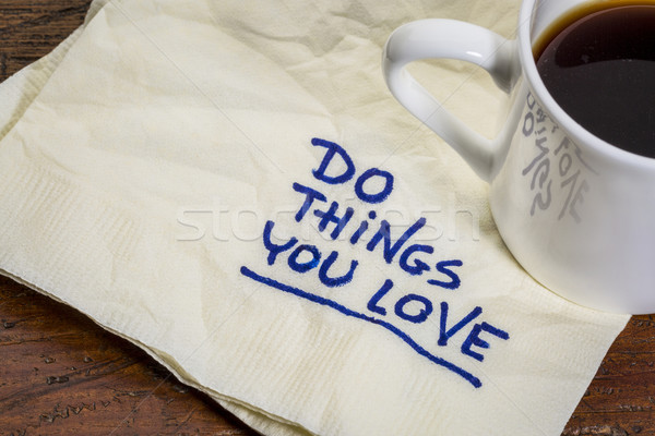 Lucrurile dragoste motivationale scris de mana şerveţel ceaşcă Imagine de stoc © PixelsAway