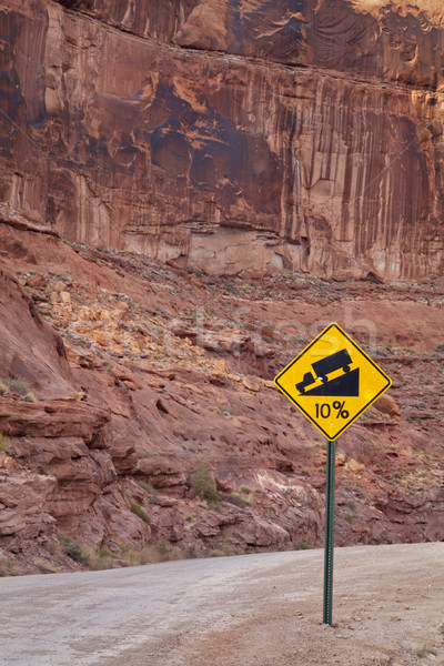 Dik yol işareti yol 10 yüzde uyarı Stok fotoğraf © PixelsAway
