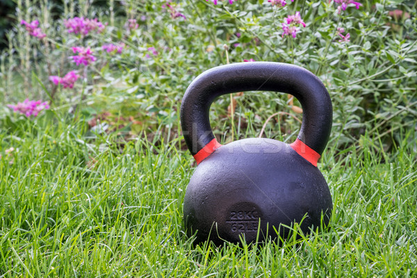 Kettlebells fitness fier iarba verde în aer liber Imagine de stoc © PixelsAway