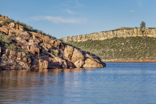 Hegy tó homokkő sziklák egy víztározó Stock fotó © PixelsAway