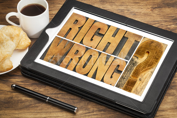 Doğru yanlış ikilem tablet etik seçim Stok fotoğraf © PixelsAway