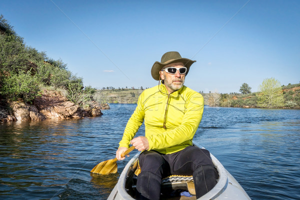 Senior masculin canoe expeditie rezervor fort Imagine de stoc © PixelsAway