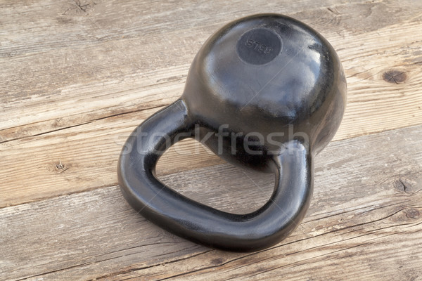 Negru kettlebells lemn punte grunge Imagine de stoc © PixelsAway