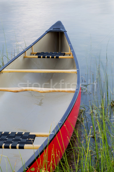 Rouge canot lac calme herbe verte été [[stock_photo]] © PixelsAway