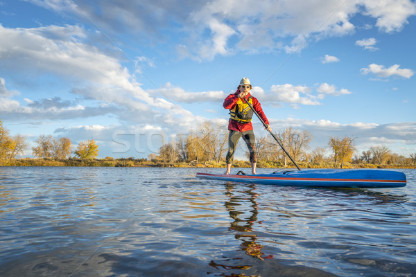 湖 · 下降 · 風景 / paddling stand up paddleboard on a lake