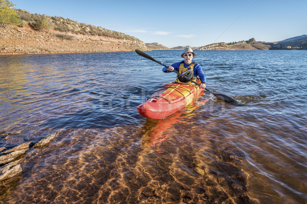 Caiac munte lac senior masculin rezervor Imagine de stoc © PixelsAway