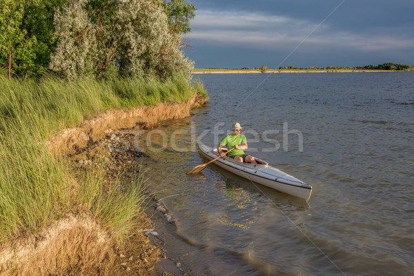 Canoe lac Colorado masculin expeditie Imagine de stoc © PixelsAway