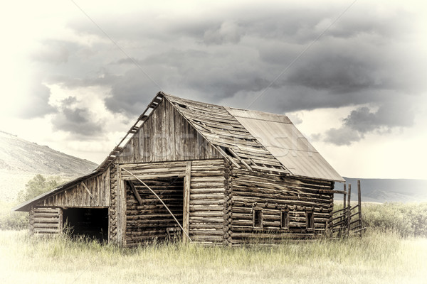 Vieux rustique grange montagnes orageux ciel [[stock_photo]] © PixelsAway