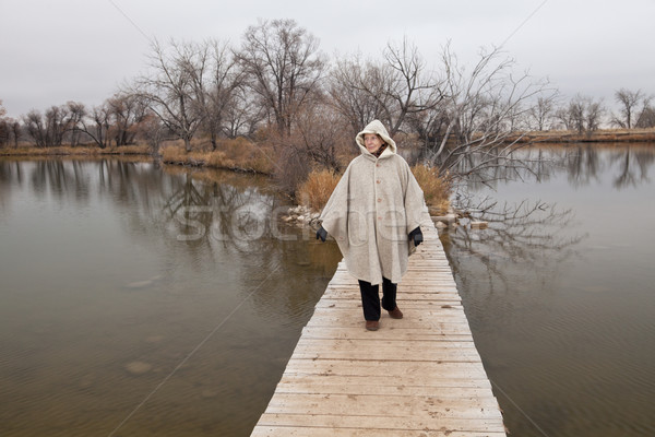 старший женщину только восьмидесятые ходьбе пешеходный мост Сток-фото © PixelsAway