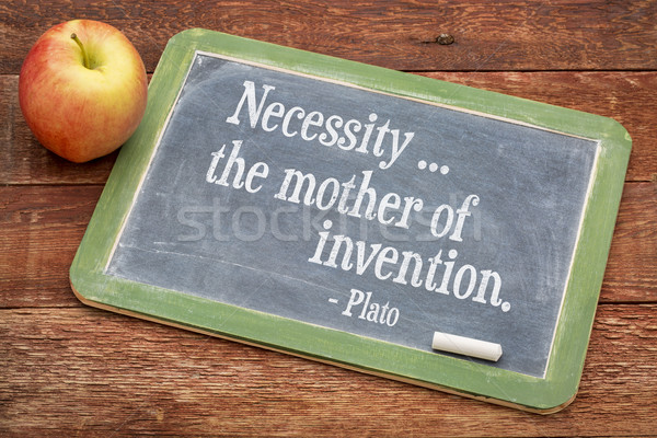 Moeder uitvinding citaat Blackboard Rood schuur Stockfoto © PixelsAway