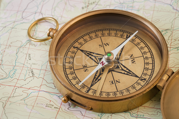 Jahrgang Messing Kompass Tasche geöffnet Karte Stock foto © PixelsAway