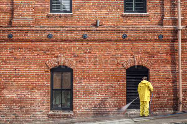 Lavage rue trottoir ville travailleur jaune Photo stock © PixelsAway