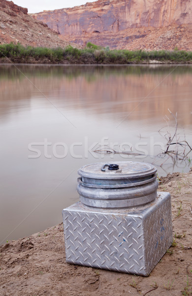 Draagbaar toilet wal rivier klein metaal Stockfoto © PixelsAway