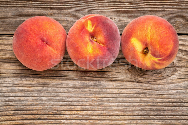 Peach fruits patiné bois trois fraîches Photo stock © PixelsAway