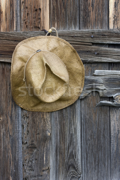 Paglia cappello da cowboy intemperie legno vecchio fienile Foto d'archivio © PixelsAway