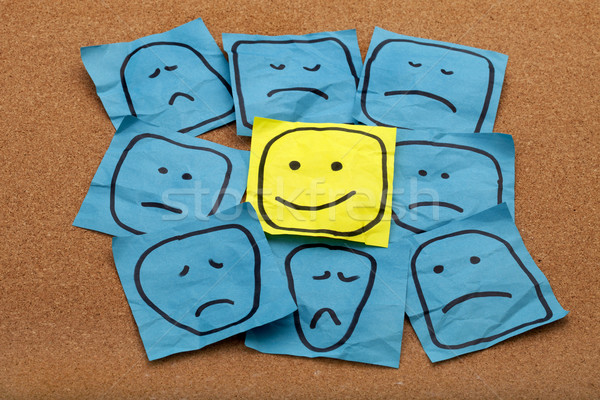 Atitude positiva placa de cortiça otimismo feliz rosto sorridente amarelo Foto stock © PixelsAway