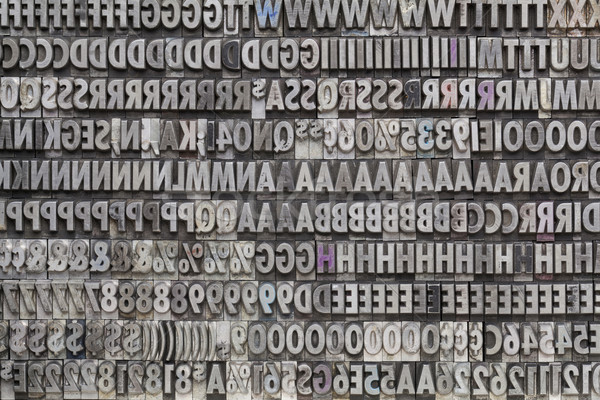 Epocă metal litere numere punctuatie simboluri Imagine de stoc © PixelsAway