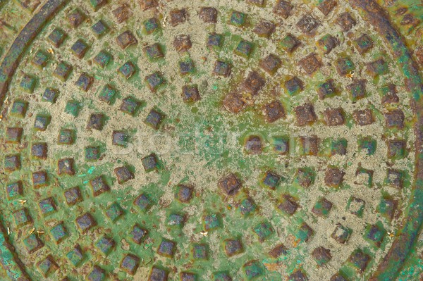Om gaură acoperi rugină Imagine de stoc © pixelsnap
