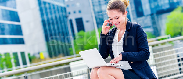 Dynamique jeunes exécutif travail à l'extérieur panoramique [[stock_photo]] © pixinoo