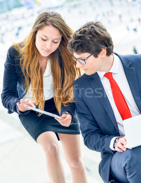 Gens d'affaires marche à l'extérieur bureau affaires personnes [[stock_photo]] © pixinoo