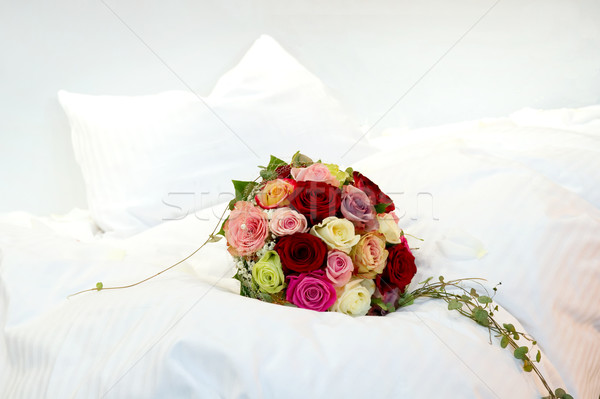 Menyasszonyi virágcsokor rózsa rózsák ágy házasság Stock fotó © pixpack