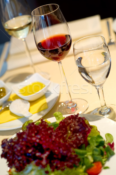 Pokryty stół kieliszki do wina wina szkła restauracji Zdjęcia stock © pixpack