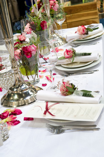 Acoperit banchet trandafiri rosii decorare tabel hotel Imagine de stoc © pixpack