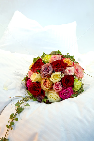 Menyasszonyi virágcsokor rózsa rózsák ágy házasság Stock fotó © pixpack