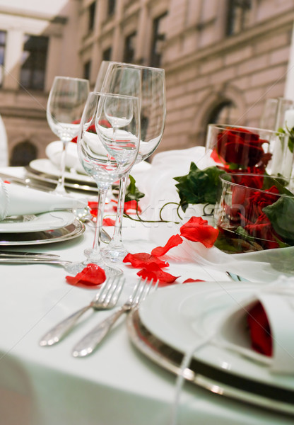 Acoperit banchet trandafiri rosii decorare tabel hotel Imagine de stoc © pixpack