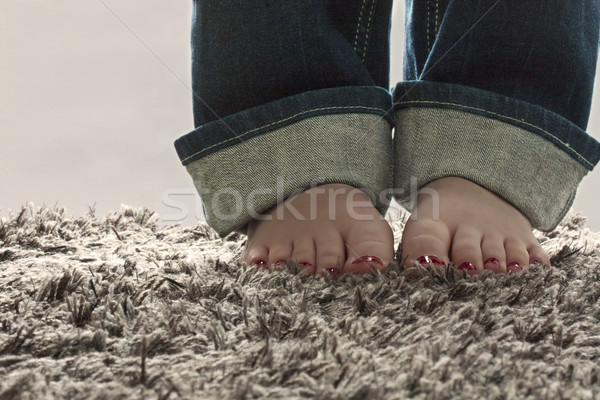 Bose stopy dywan piękna stóp dżinsy czerwony Zdjęcia stock © PiXXart