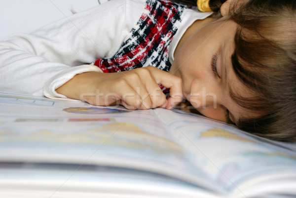 Nina cansado leer libro edificio estudio Foto stock © Pozn