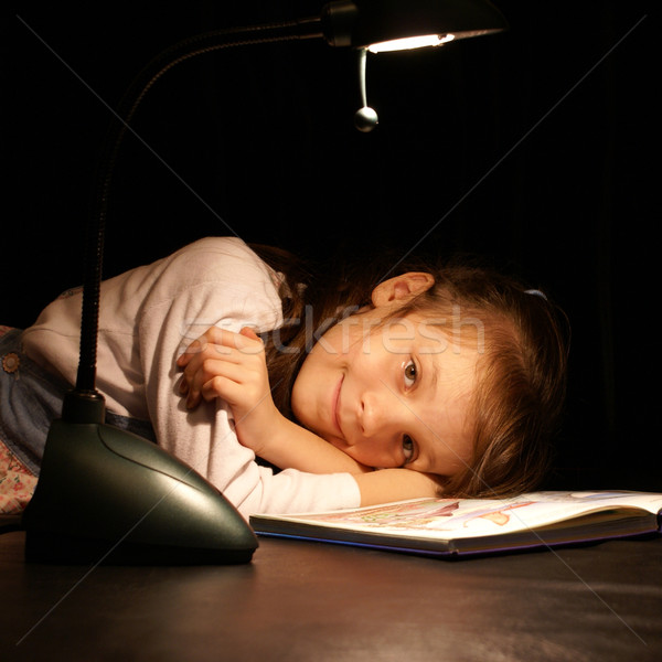 Gece okuma kız yorgun okumak kitap Stok fotoğraf © Pozn