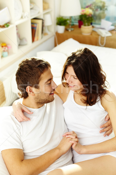 Közelség boldog pár átkarol néz egy Stock fotó © pressmaster