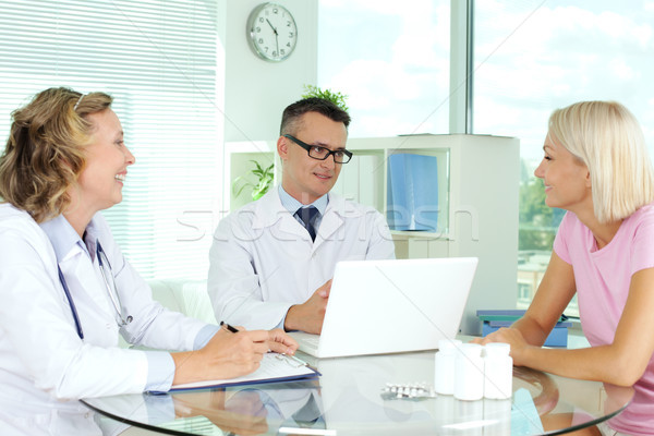 Stock fotó: Orvosi · konzultáció · orvosok · beteg · orvos · laptop