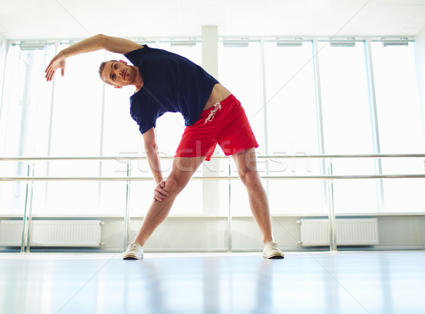 Sportiv antrenament portret tânăr exercita sală de gimnastică Imagine de stoc © pressmaster