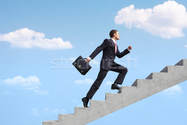 Succes afbeelding zakenman aktetas lopen naar boven Stockfoto © pressmaster