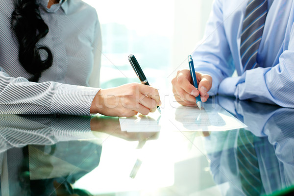 Semnare acord doua oameni de afaceri document stilou Imagine de stoc © pressmaster