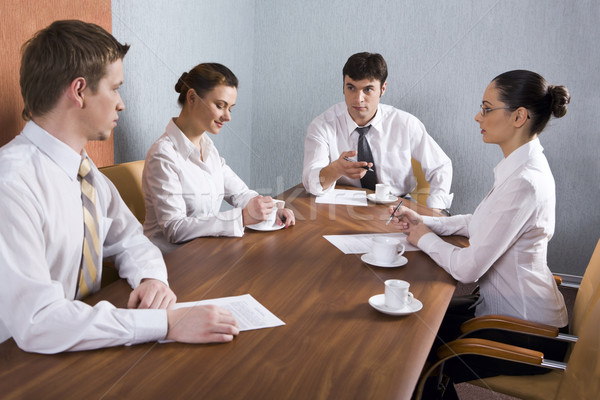 Belangrijk vraag groep jonge zakenlieden bespreken Stockfoto © pressmaster