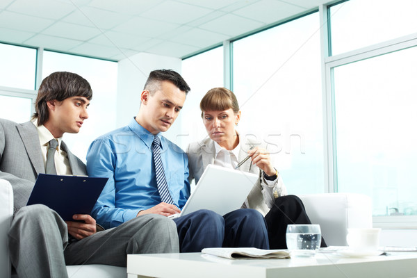 Foto d'archivio: Lavoro · d'ufficio · squadra · di · affari · tre · seduta · ufficio · pianificazione